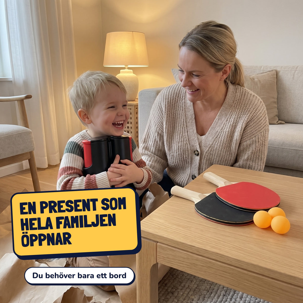 Barn kramar det hopfällda pingisnätet bland omslagspapper, mamma bredvid. En present som hela familjen öppnar