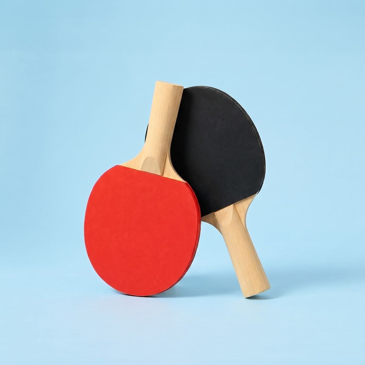 Pingisrack 2-pack: ett rack med röd beläggning och ett med svart, ljusa trähandtag